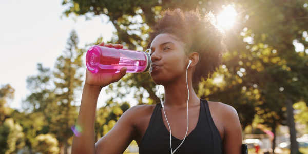Frau trinkt Sportgetränk